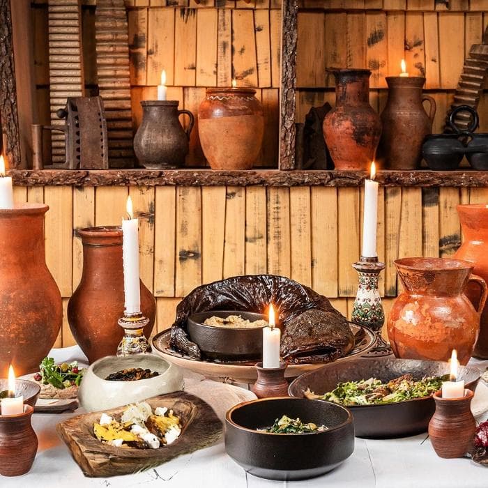 Український різдвяний набір: традиційні 12 пісних страв від кафе “Інші”, зокрема кутя, калита, запечений сом, салати, крем-супи та святковий кисіль.